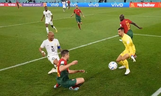 乔丹•阿尤抢点推射破门。 乔丹•阿尤抢点推射破门。