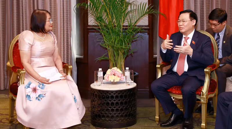 国会主席王廷惠会见克拉松·马兰雅恩省长。 国会主席王廷惠会见克拉松·马兰雅恩省长。