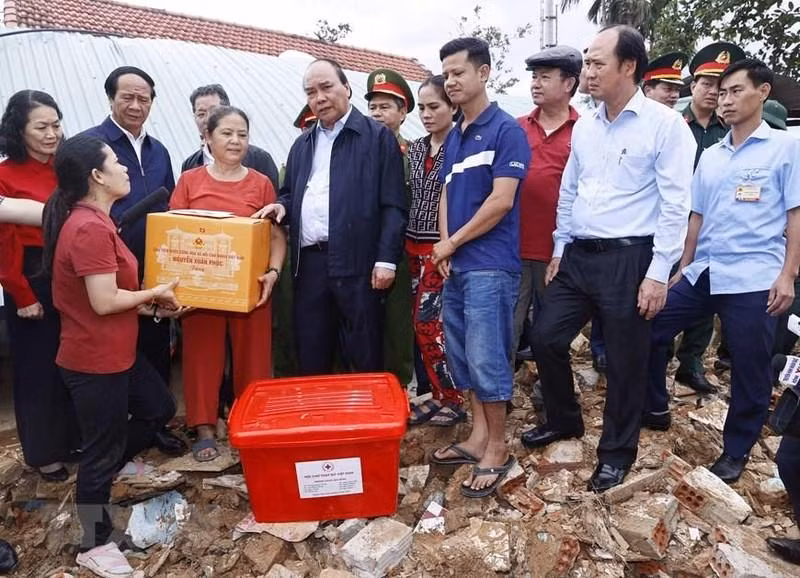 国家主席阮春福走访慰问了岘港市受灾民众并向其赠送慰问品。