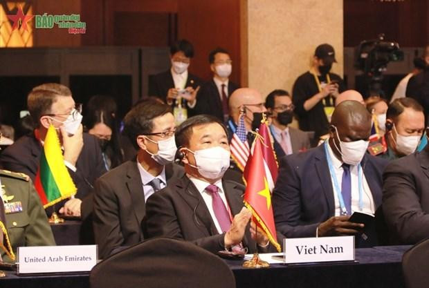 越南国防部副部长黄春战上出席全体会议。