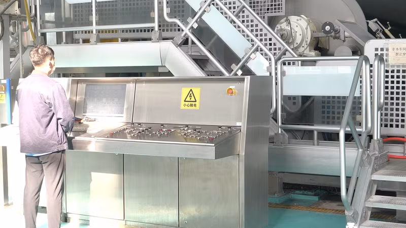 员工调控生产线。 员工调控生产线。