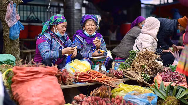 母亲背着孩子赶集的特色景象（组图） ảnh 10