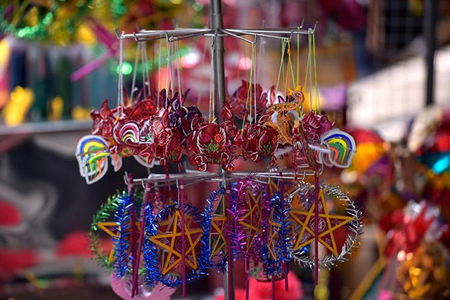 国产玩具挂满河内马街迎中秋 ảnh 1 国产玩具挂满河内马街迎中秋 ảnh 1