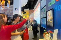 参观者在2025年大阪世博会越南展馆的手工艺品展示空间参观。（图片来源：国际合作局）