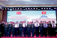 双方代表合影。（图片来源：bienphong.com.vn）