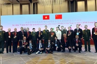 在庆祝越中建交75周年招待会上，中国援越老兵与越南驻华使馆武馆处和越南公安部驻华代表处官员合影。（杜有兴 摄）