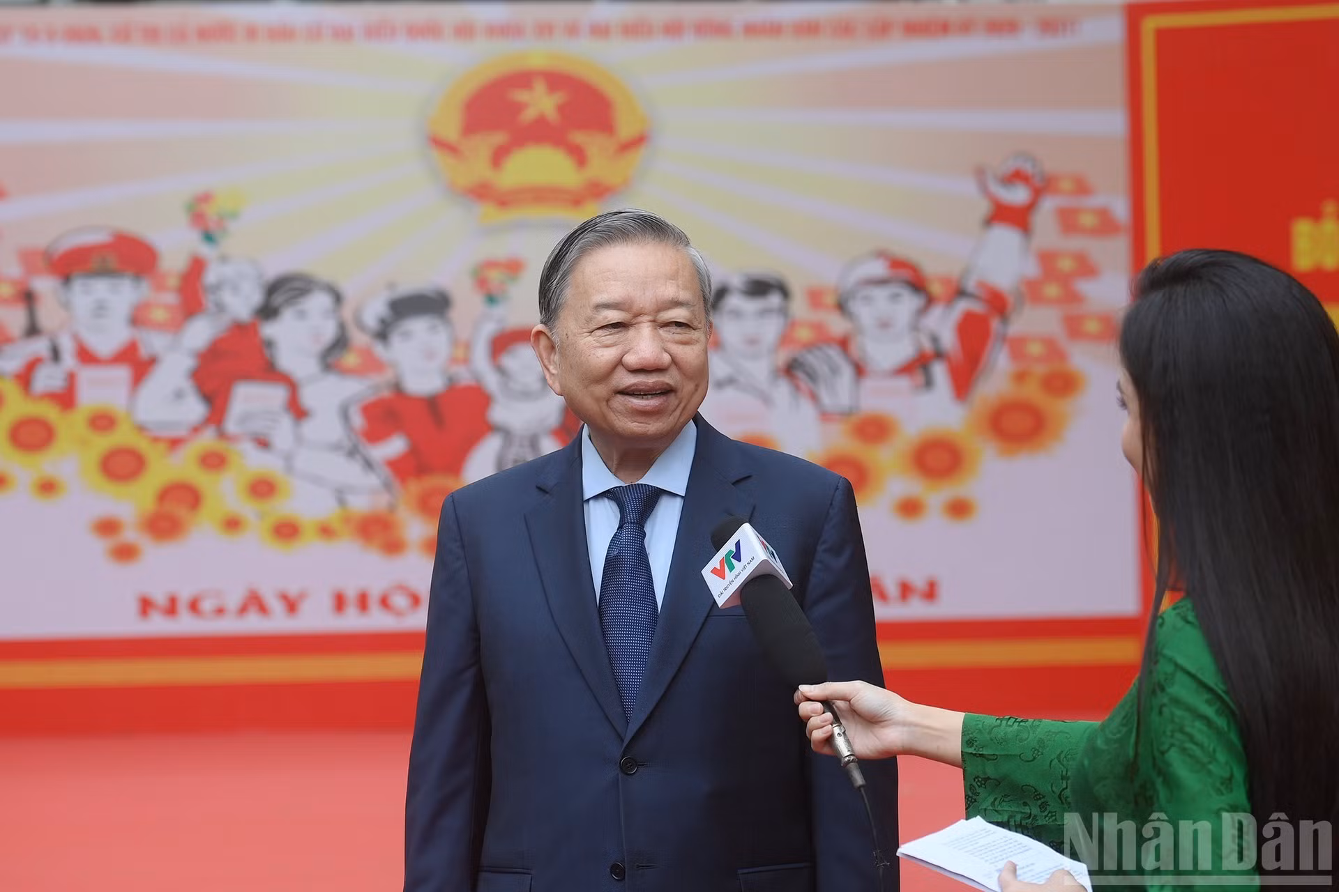 苏林总书记接受记者采访。