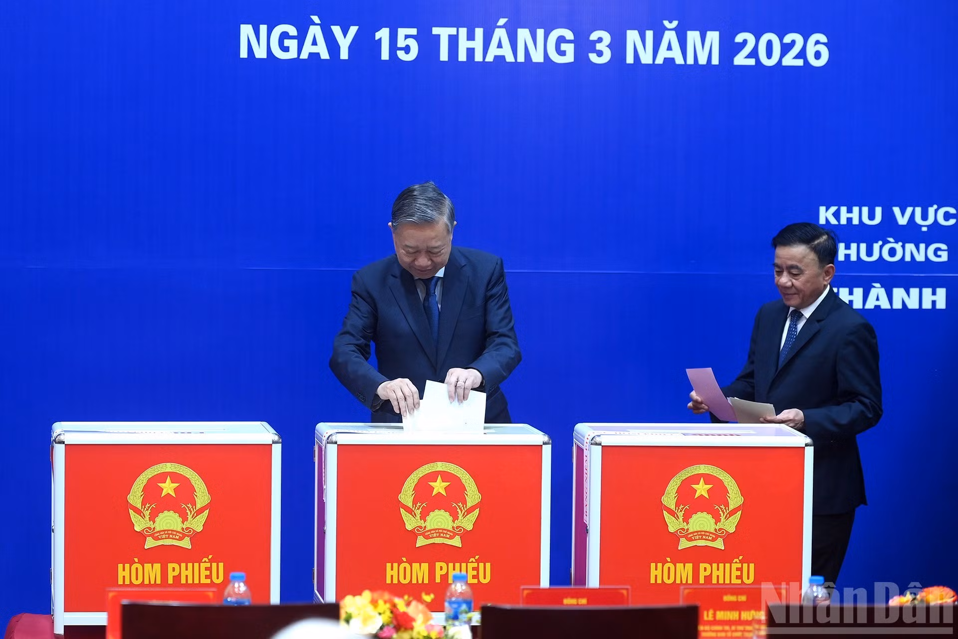 越共中央总书记苏林，越共中央书记处常务书记陈锦秀在河内巴亭坊第2投票区参加选举投票。