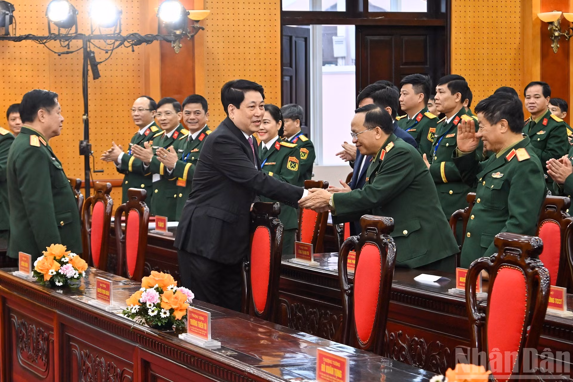 国家主席梁强和各位代表。