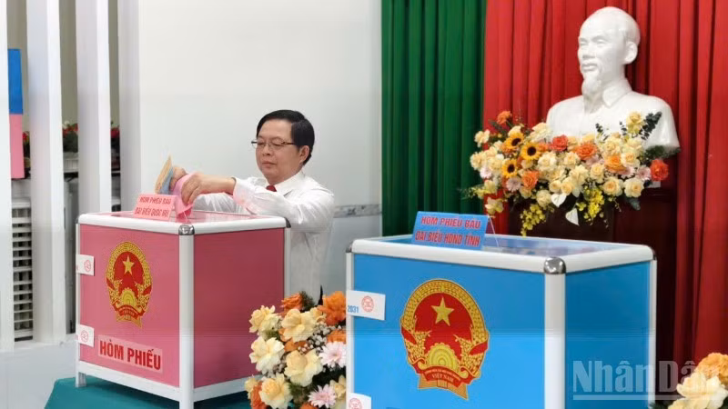 政府副总理胡国勇在嘉莱省归仁南坊参加选举投票。