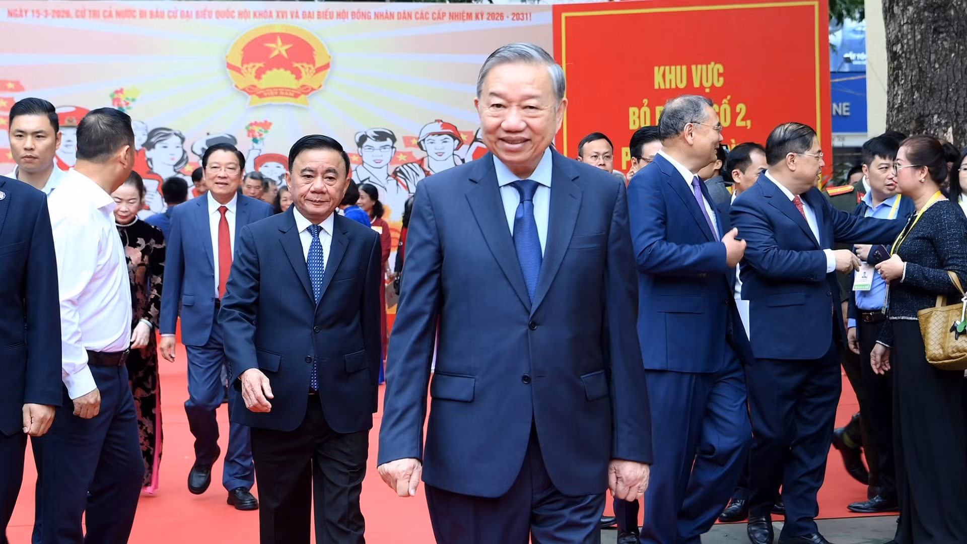 越共中央总书记苏林，中央书记处常务书记陈锦秀在河内巴亭坊第2投票区参加选举投票。