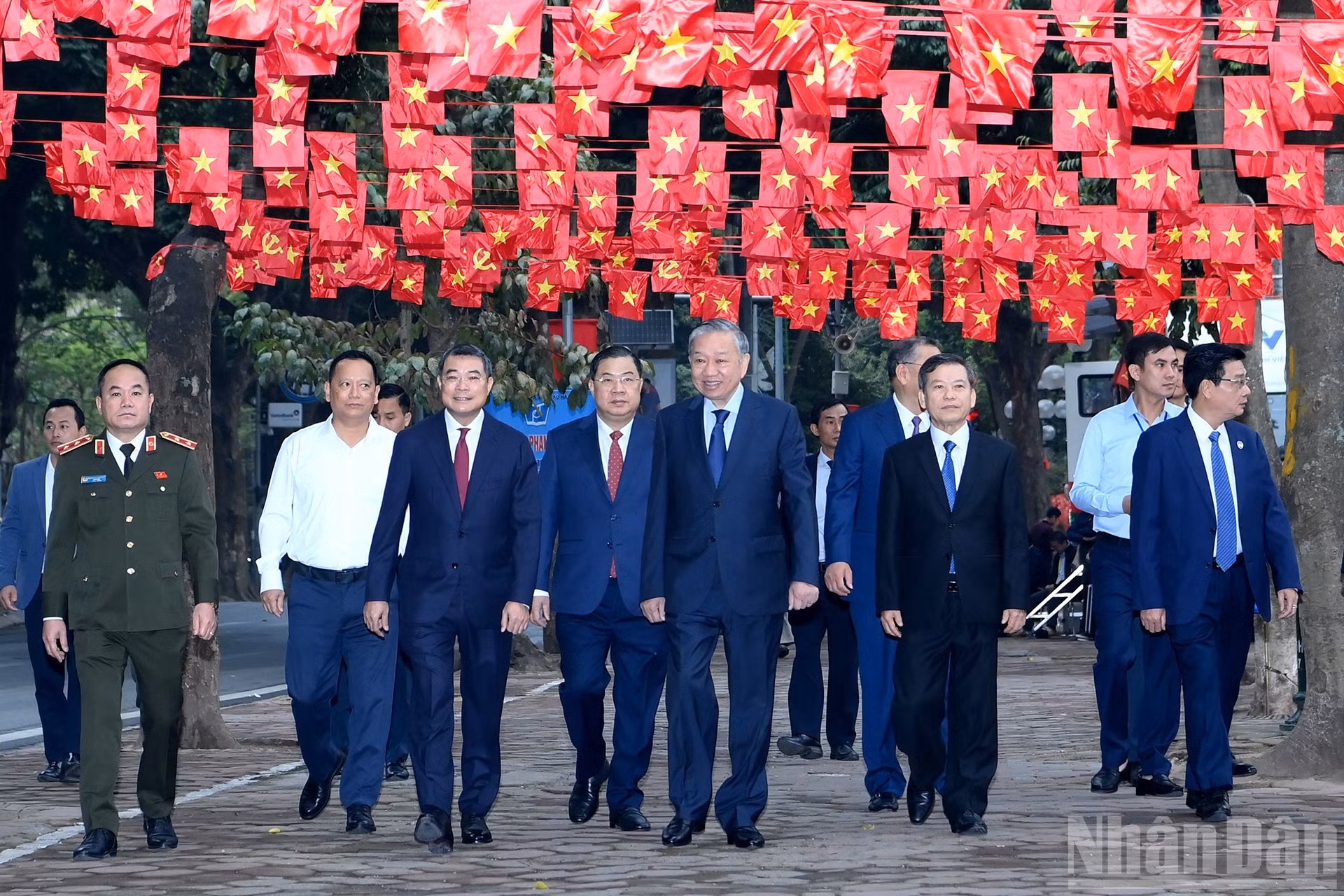 越共中央总书记苏林和各位代表前往河内巴亭坊第2投票区参加选举投票。
