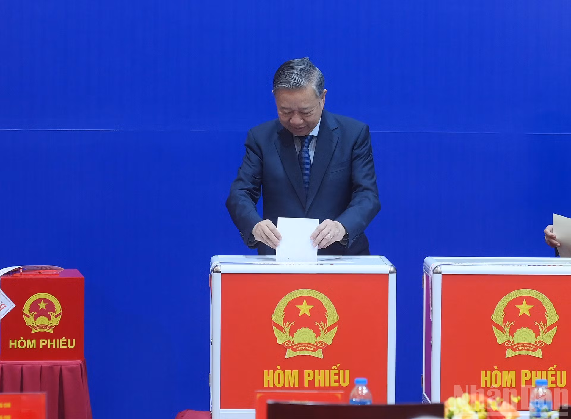 越共中央总书记苏林在河内巴亭坊第2投票区参加选举投票。