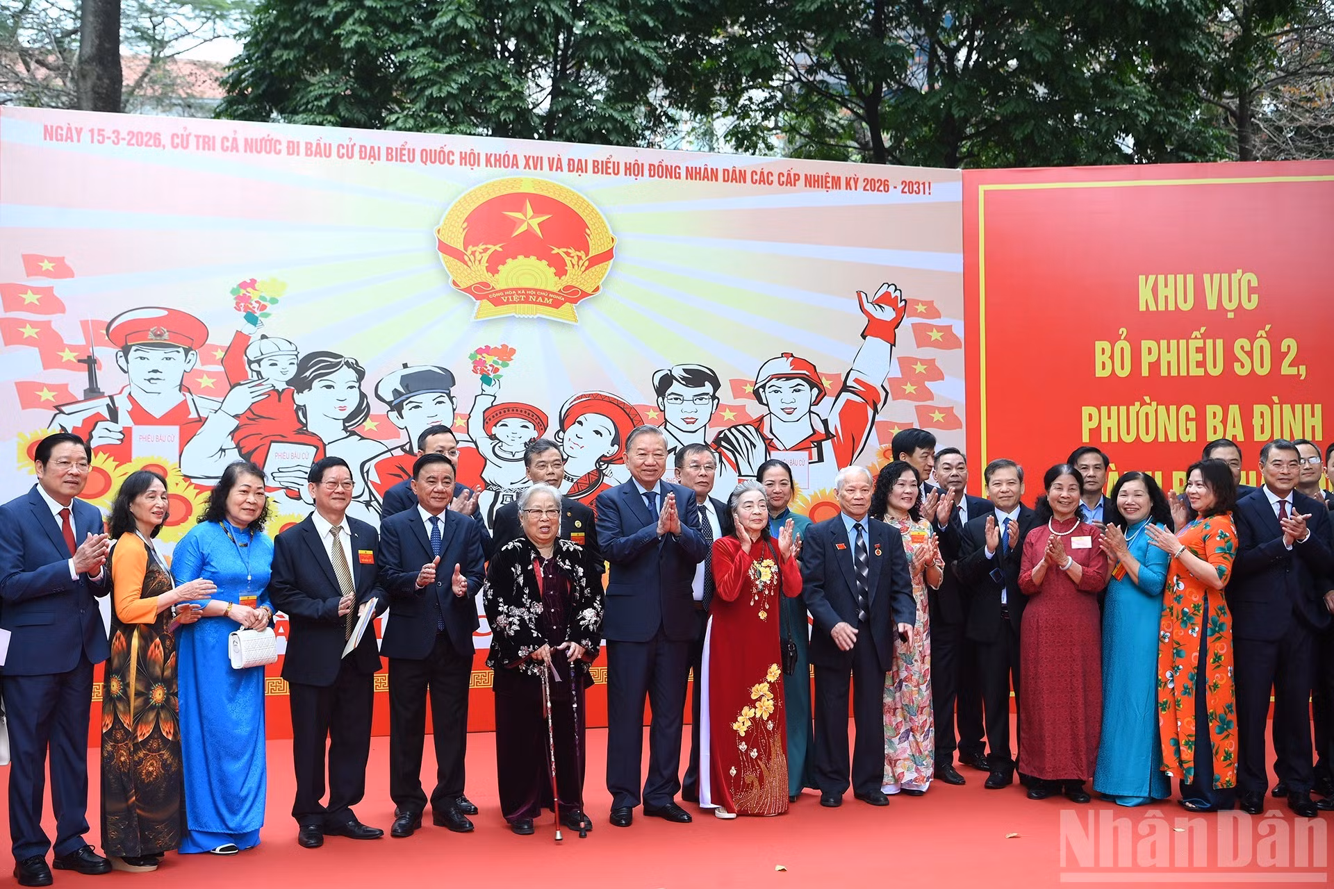 苏林总书记与各位代表及选民在河内市巴亭坊第2投票区合影。