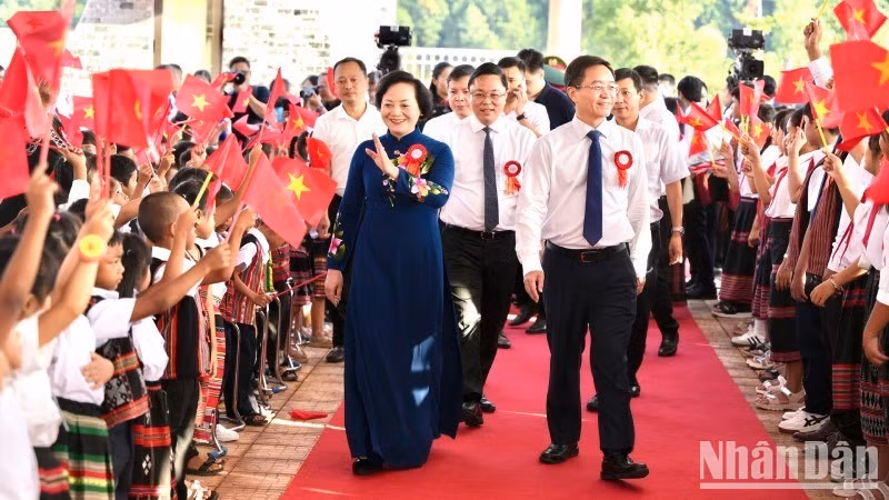 政府副总理范氏清茶出席顺化市阿雷三号多学段学校新学年开学典礼。