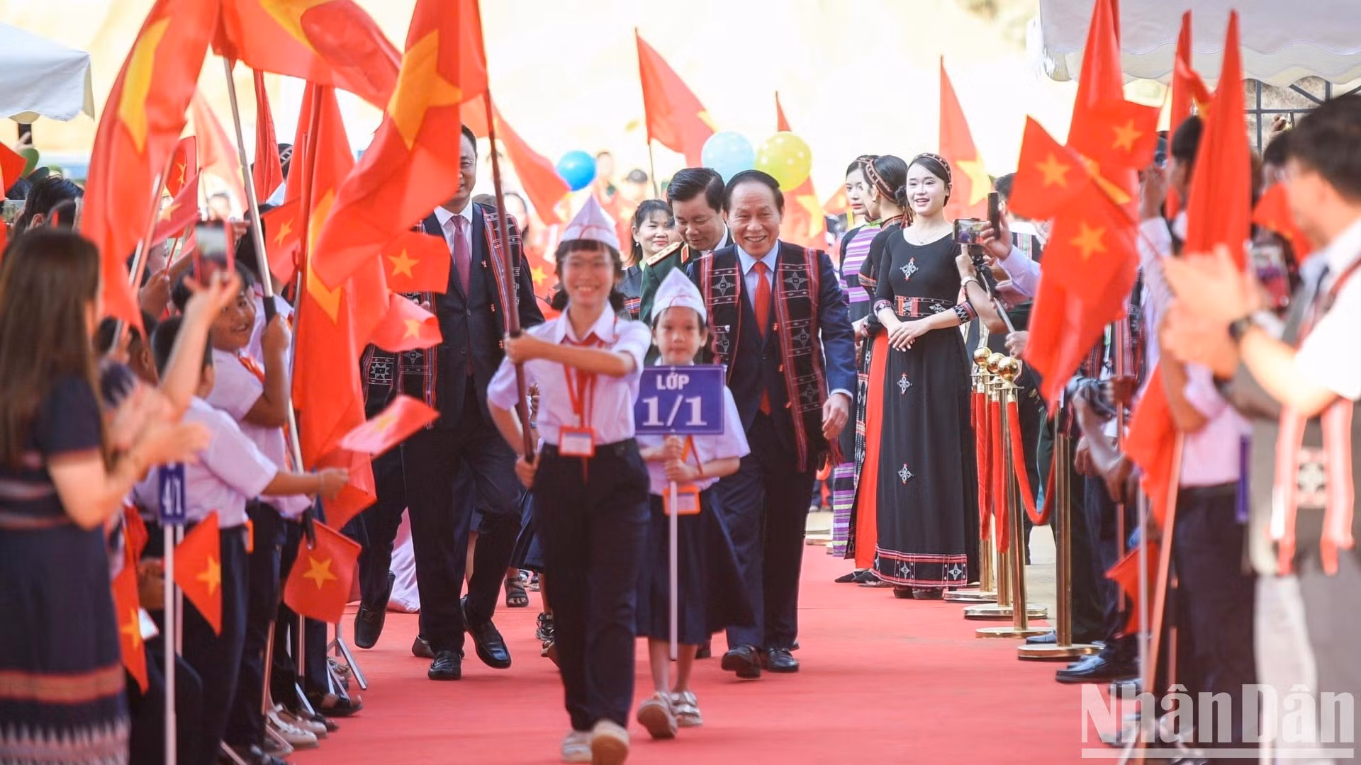 黎进洲副总理出席西江寄宿学校新学年开学典礼。