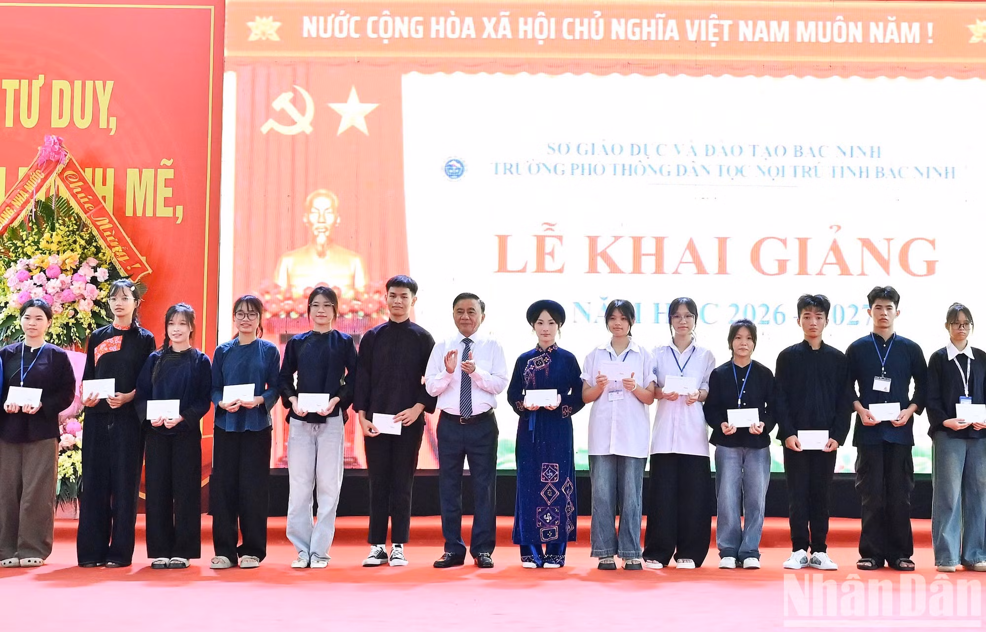 越共中央政治局委员、中央书记处常务书记陈锦秀和北宁省少数民族寄宿制学校师生。