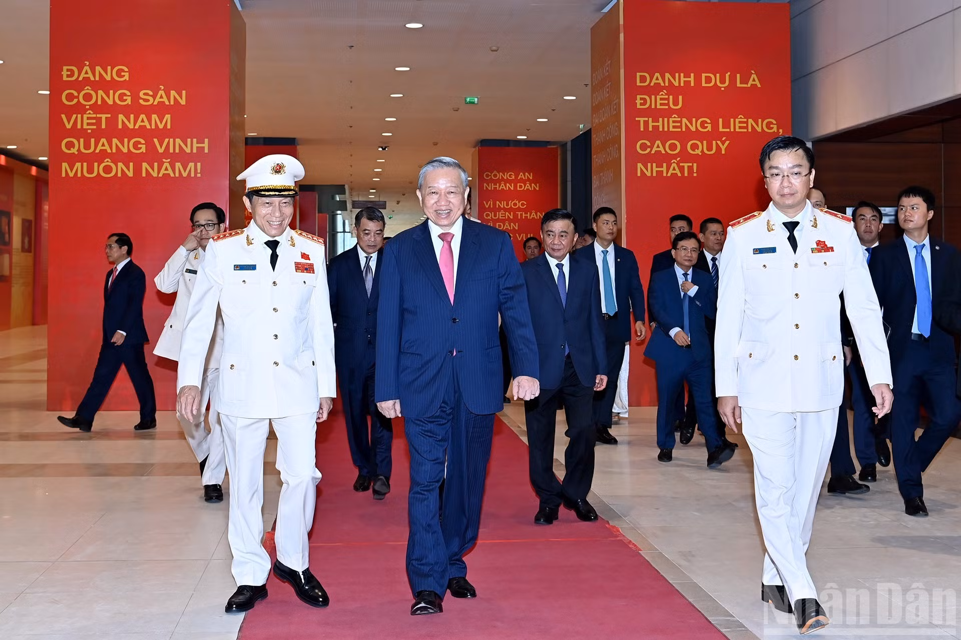 苏林总书记与党和国家领导、前领导人到场出席仪式。