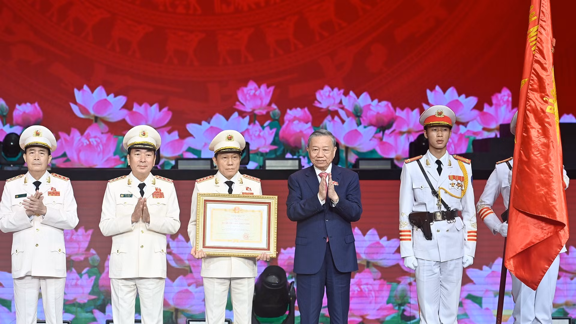 苏林总书记向越南人民公安力量授予第五枚金星勋章。