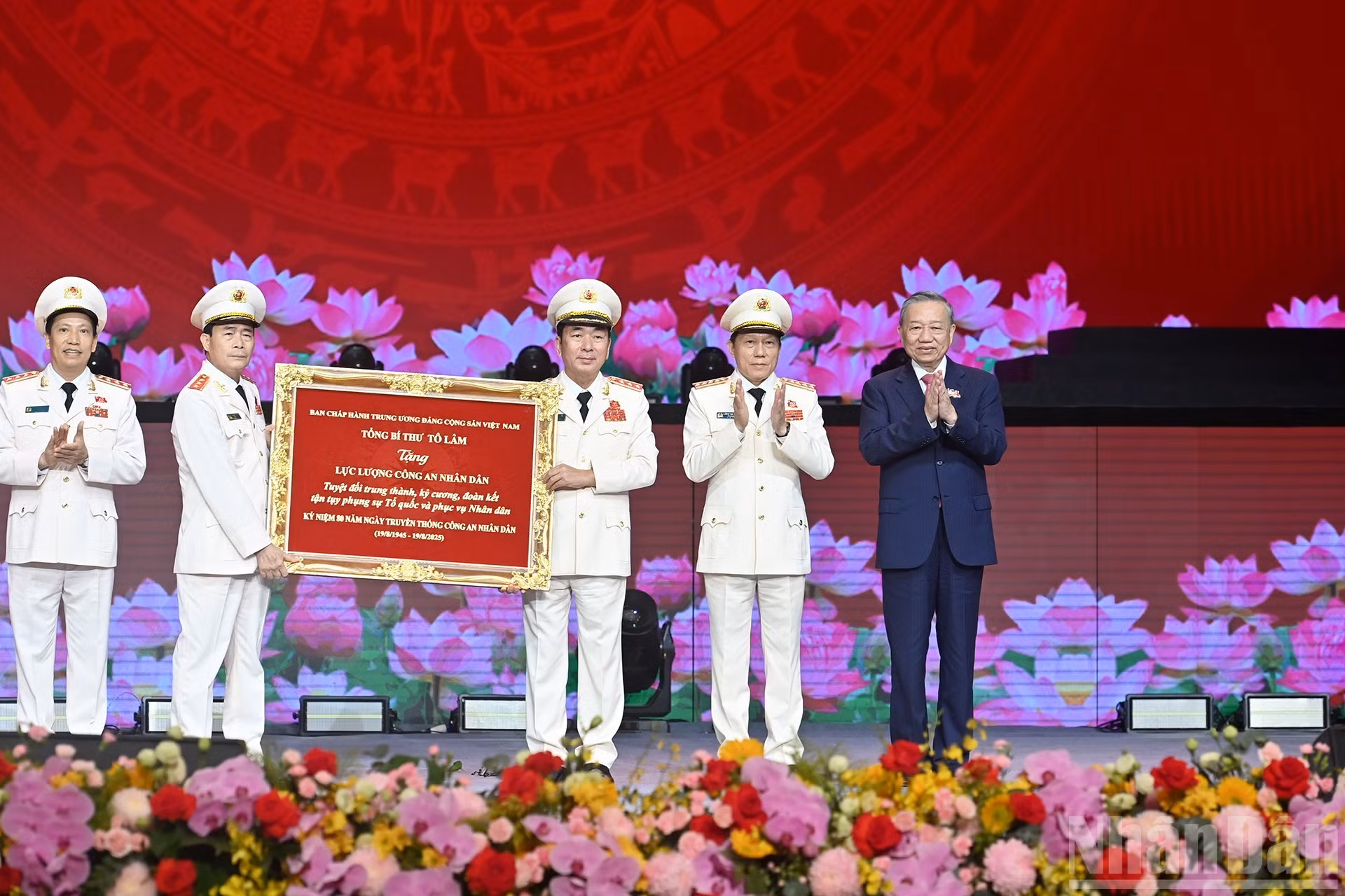 苏林总书记向越南人民公安力量赠送纪念品。