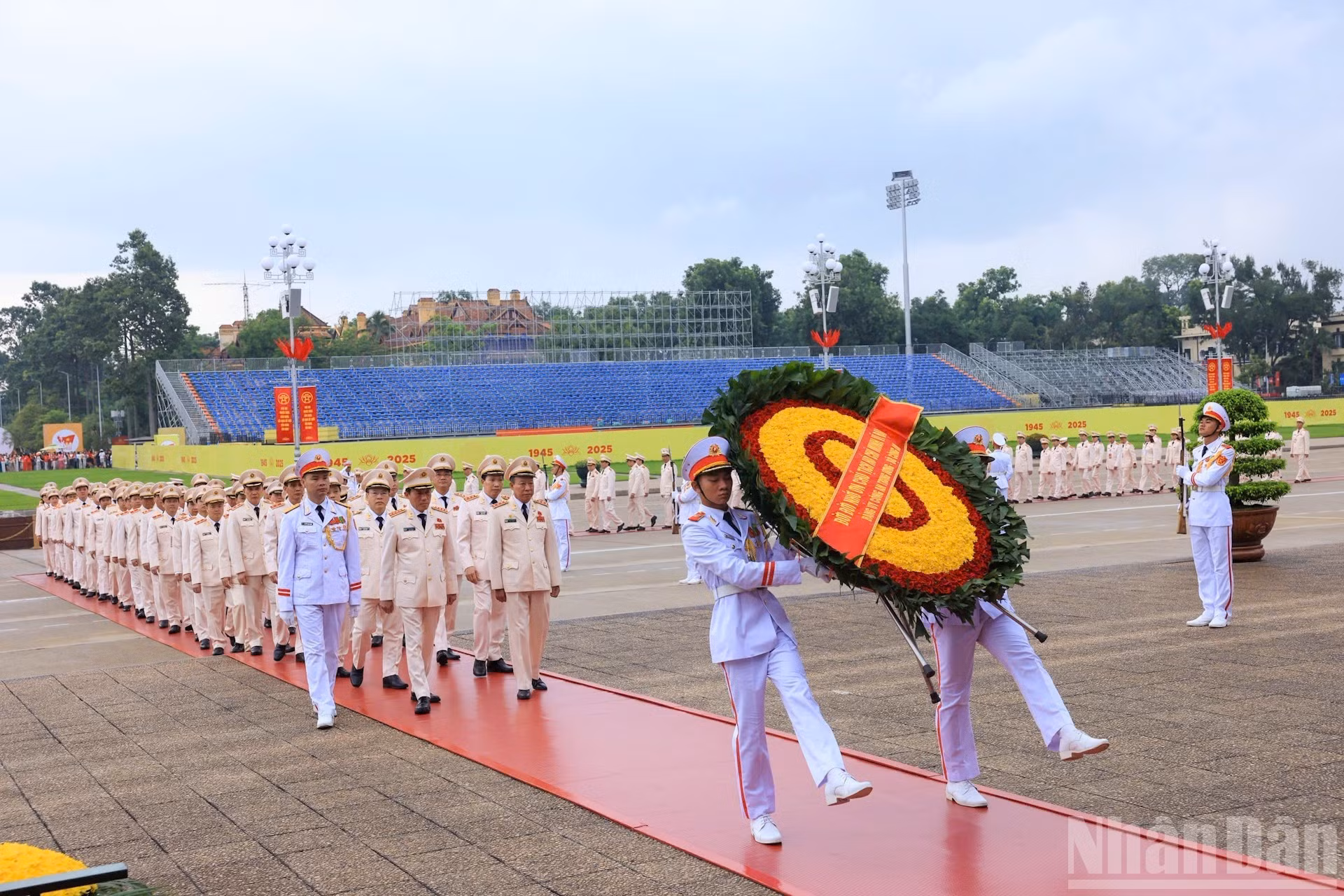 越共中央公安党委、公安部代表团入陵瞻仰胡志明主席遗容。
