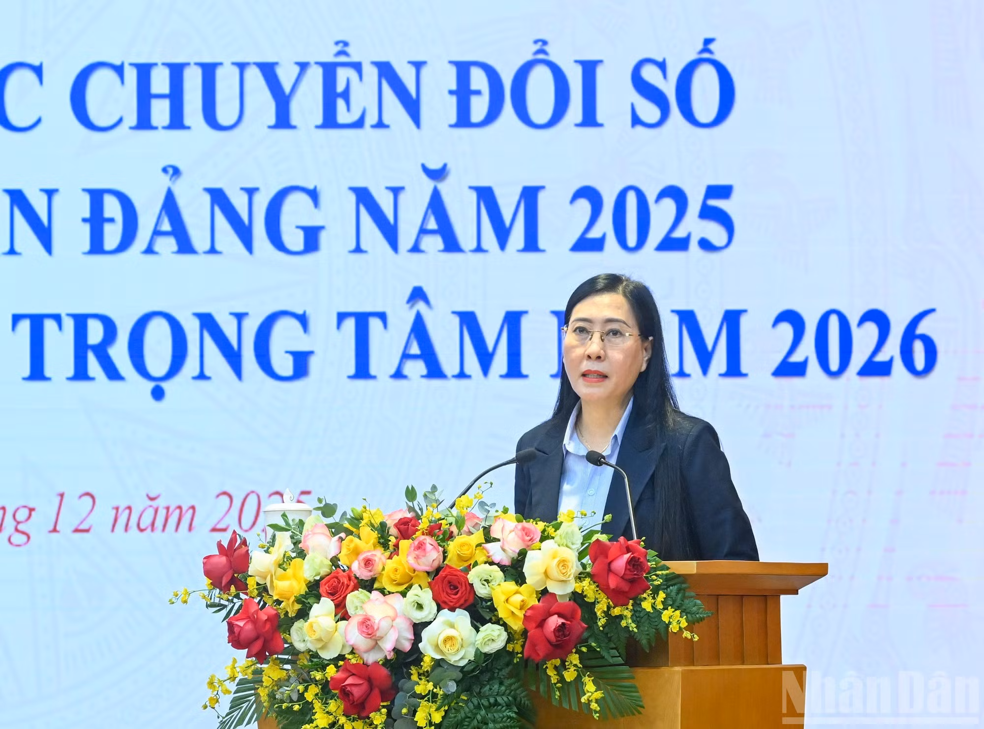 越共中央组织部副部长裴氏琼云发表讲话。