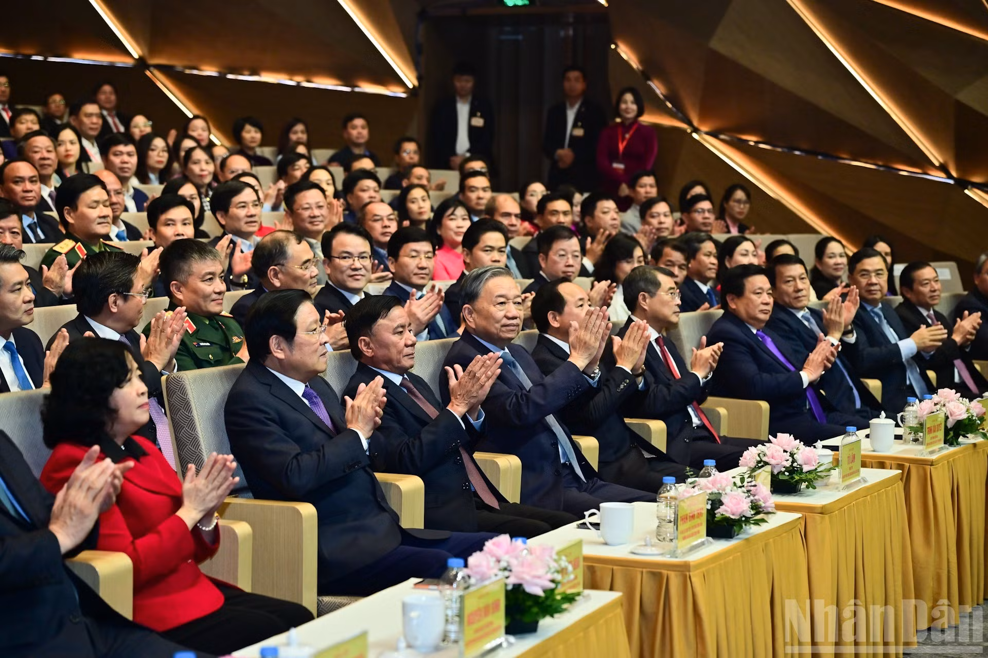 苏林总书记和党、国家领导出席活动。