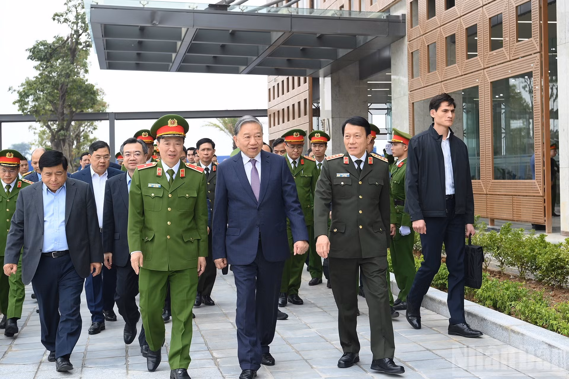 苏林总书记造访国家数据中心。