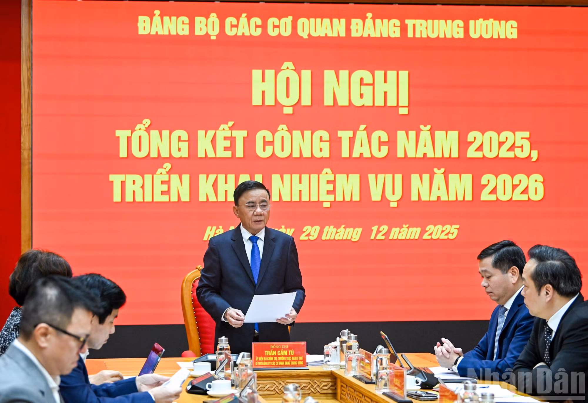 越共中央政治局委员、中央书记处常务书记、中央党机关党委书记陈锦秀主持会议。