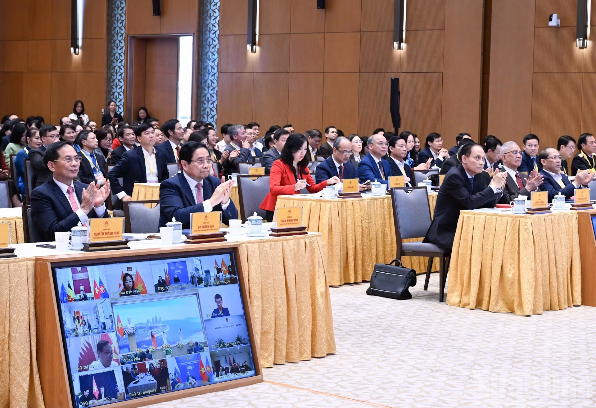 范明正总理和各位代表出席会议。