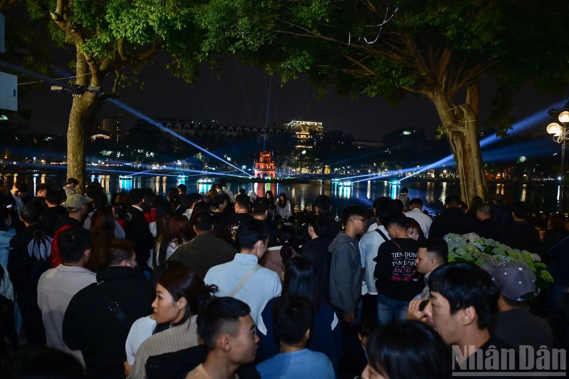 还剑湖周边的热闹气氛。