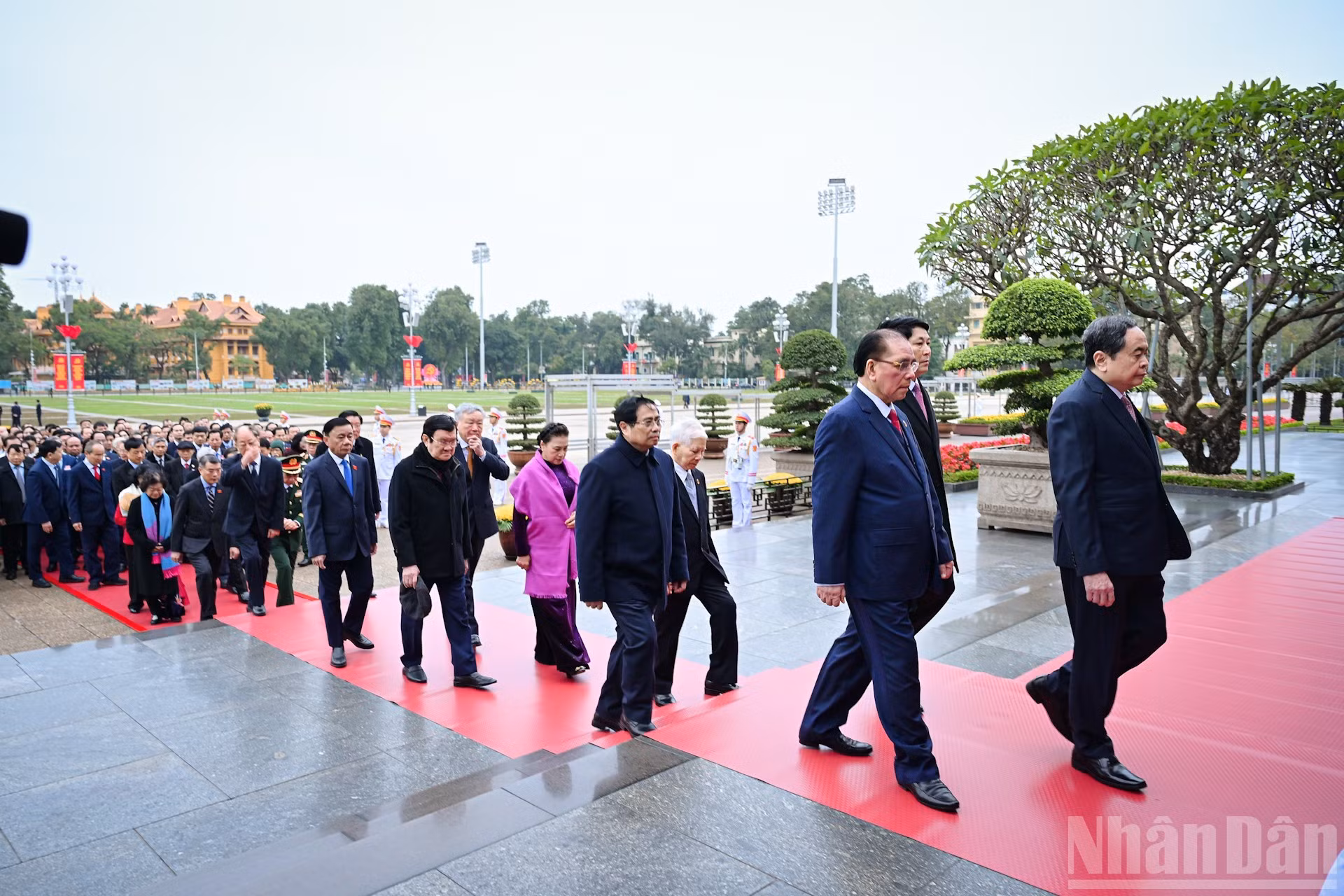 党和国家领导拜谒胡志明主席陵。