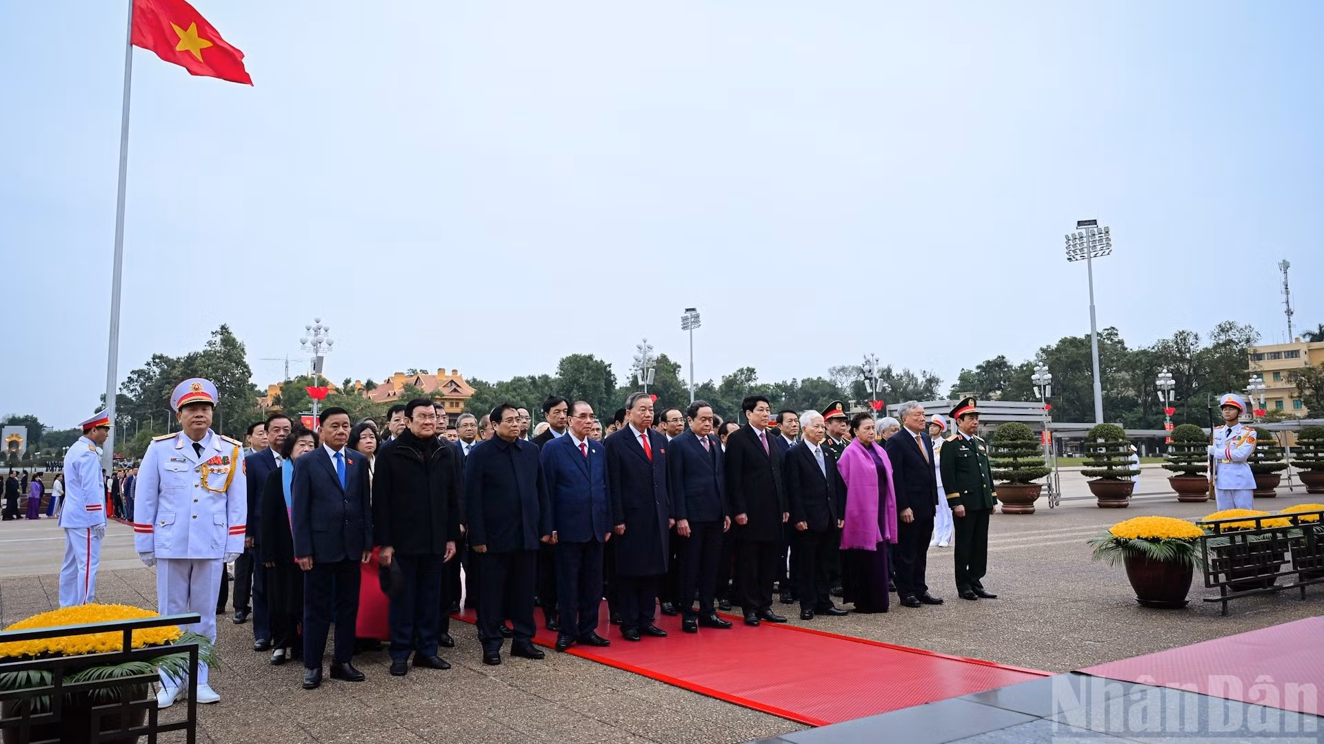 越共中央总书记苏林，越南国家主席梁强，越南政府总理范明正，越南国会主席陈青敏，越共中央书记处常务书记陈锦秀等各位代表缅怀胡志明主席。