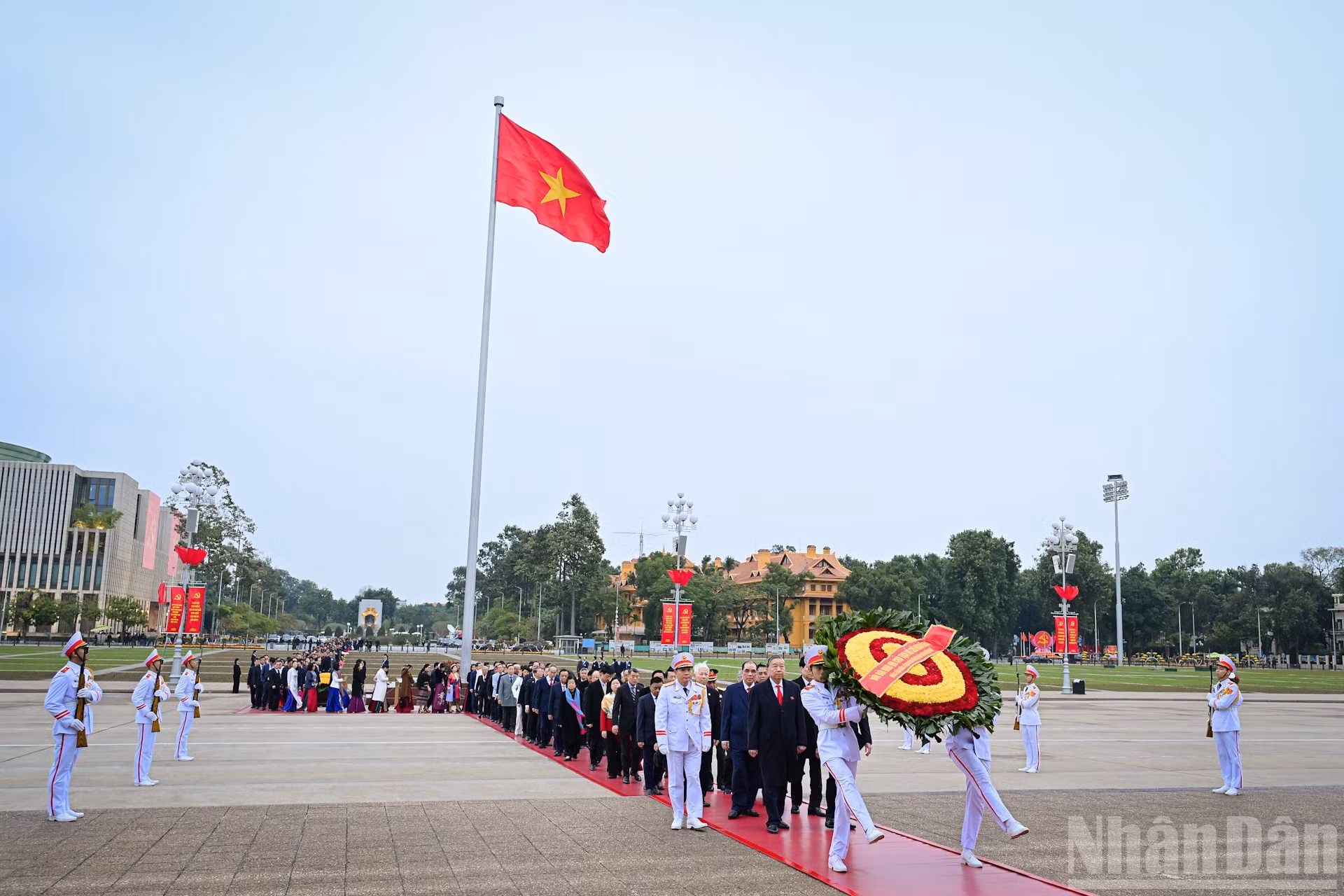 党和国家领导人代表团的花圈缎带上写着：“世世代代铭记伟大的胡志明主席”。