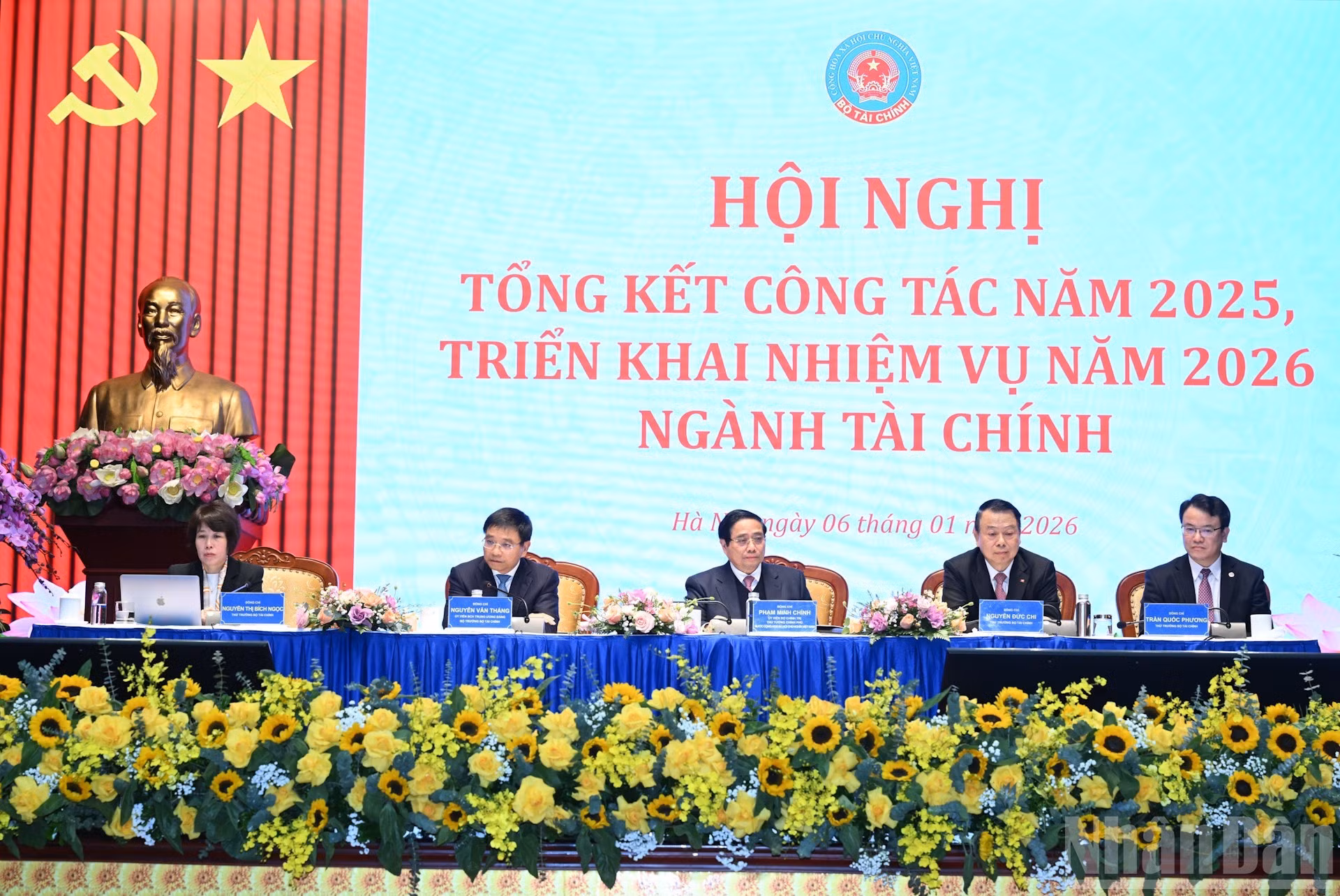 范明正总理和各位代表出席会议。