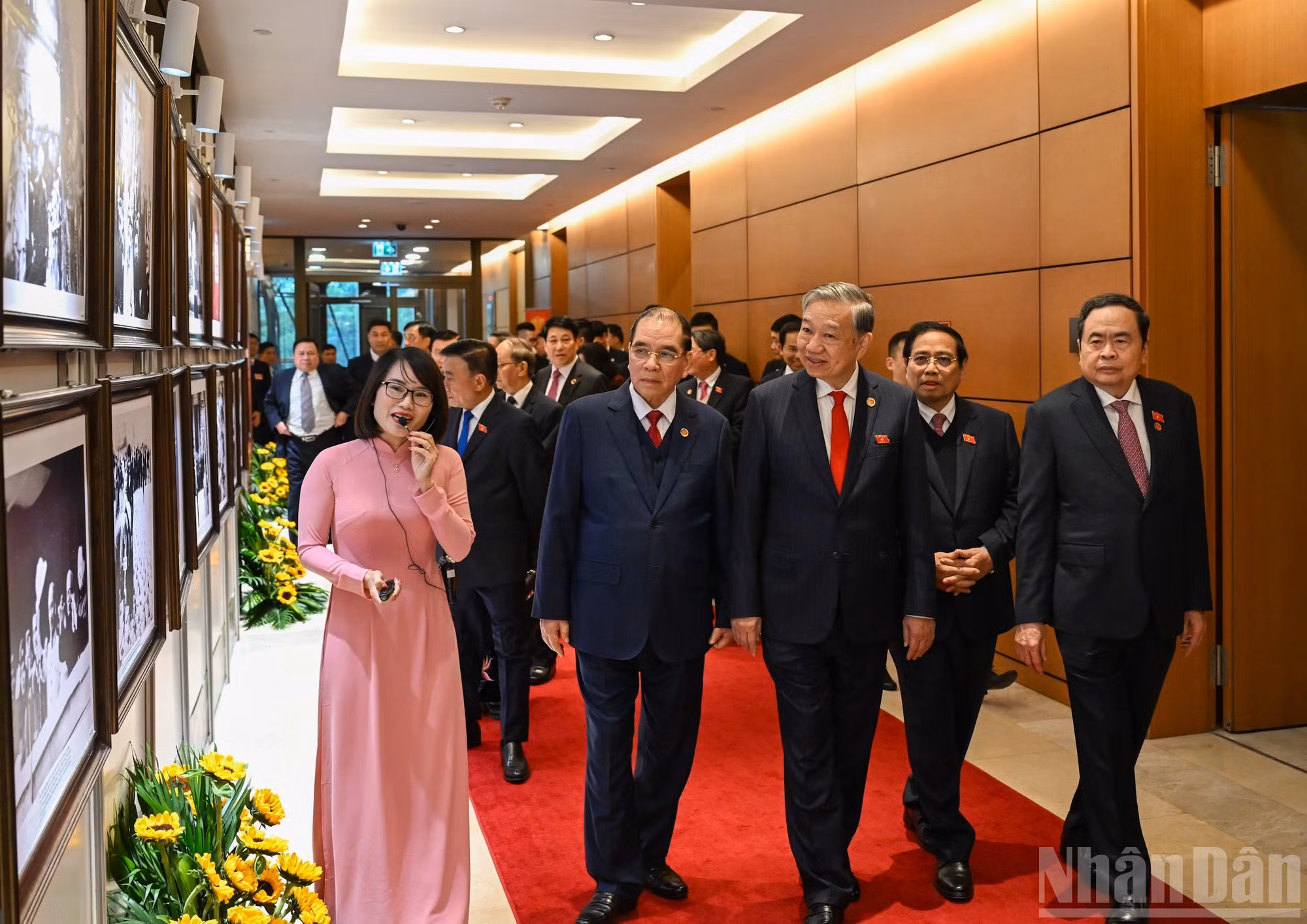 苏林总书记和党、国家领导、前领导人参观“越南国会80年历程”展览空间。