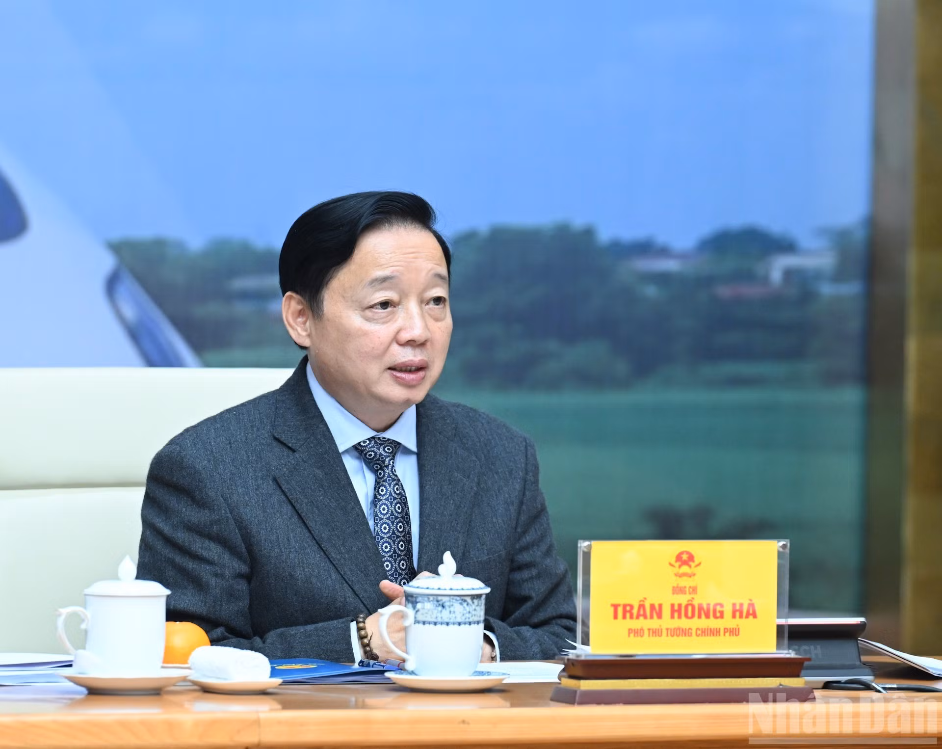越南政府副总理陈红河发表讲话。