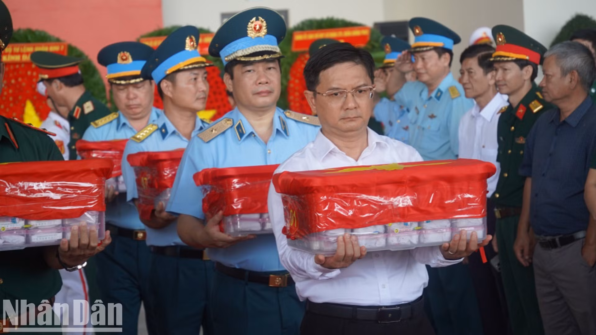 越共中央候补委员、胡志明市人民委员会副主席、市515号指导委员会主任阮孟强敬将烈士遗骸生物样本带上飞机。