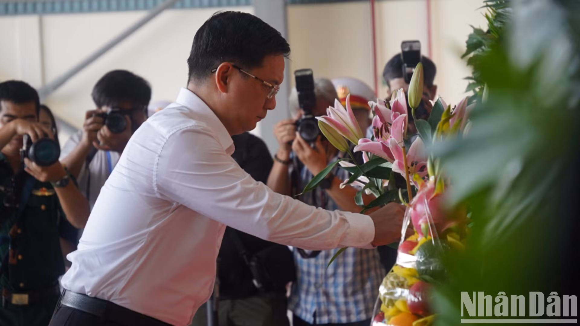 越共中央候补委员、胡志明市人民委员会副主席、市515号指导委员会主任阮孟强敬献鲜花。