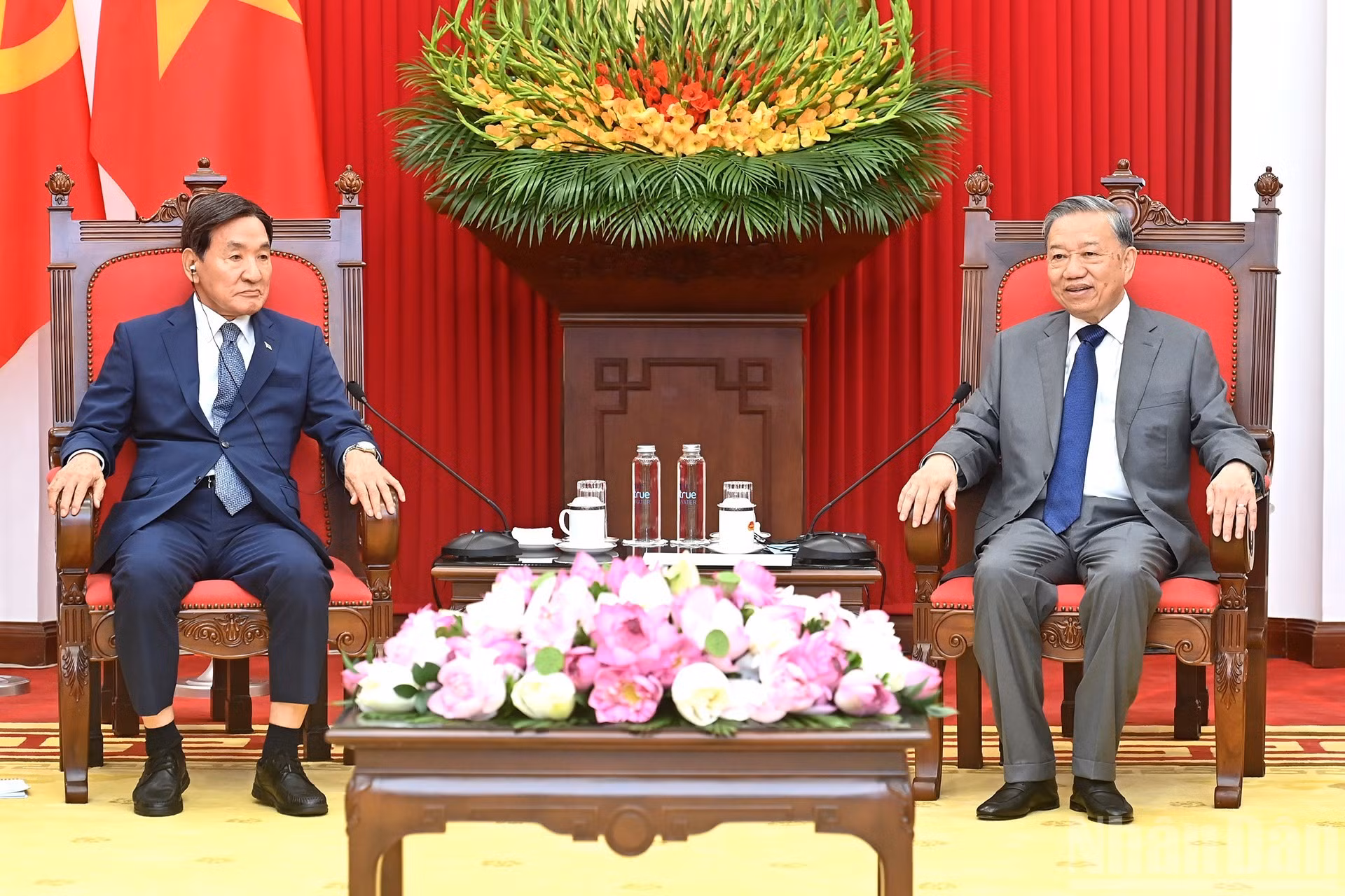 苏林总书记会见韩国总统特使朴昌达。