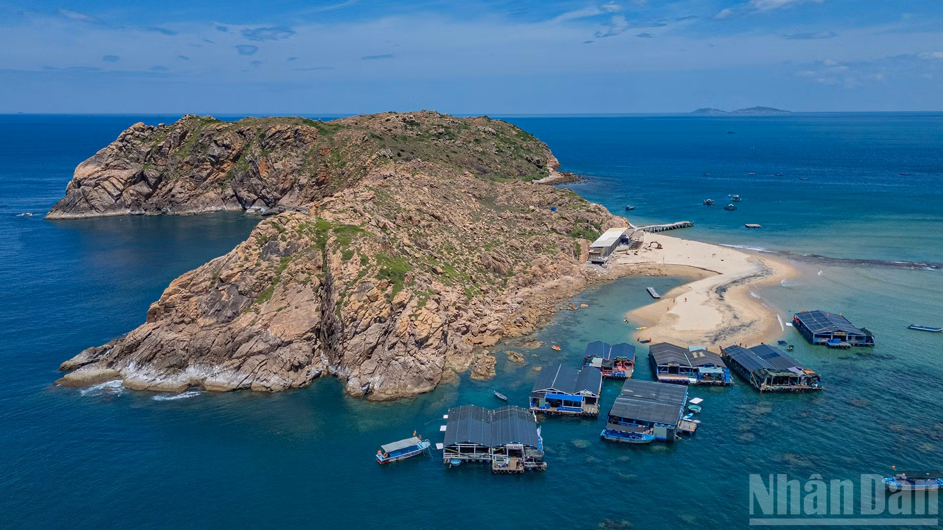 枯岛是一座天然岩岛，拥有绵延的白色沙滩，距离仁海海岸仅200多米。