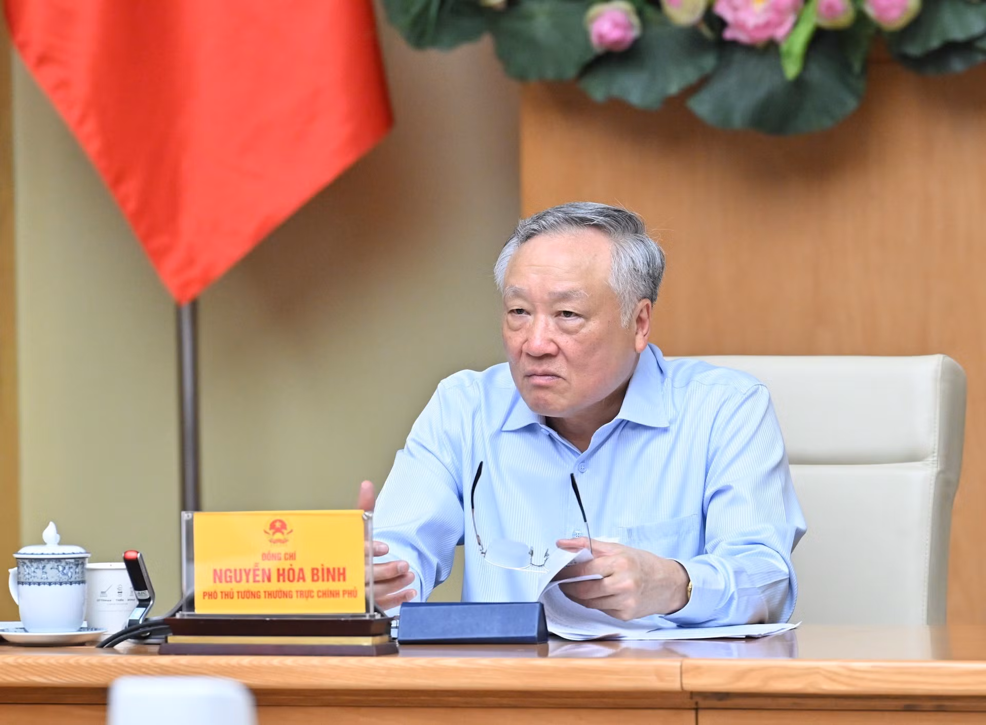 政府常务副总理阮和平发表讲话。
