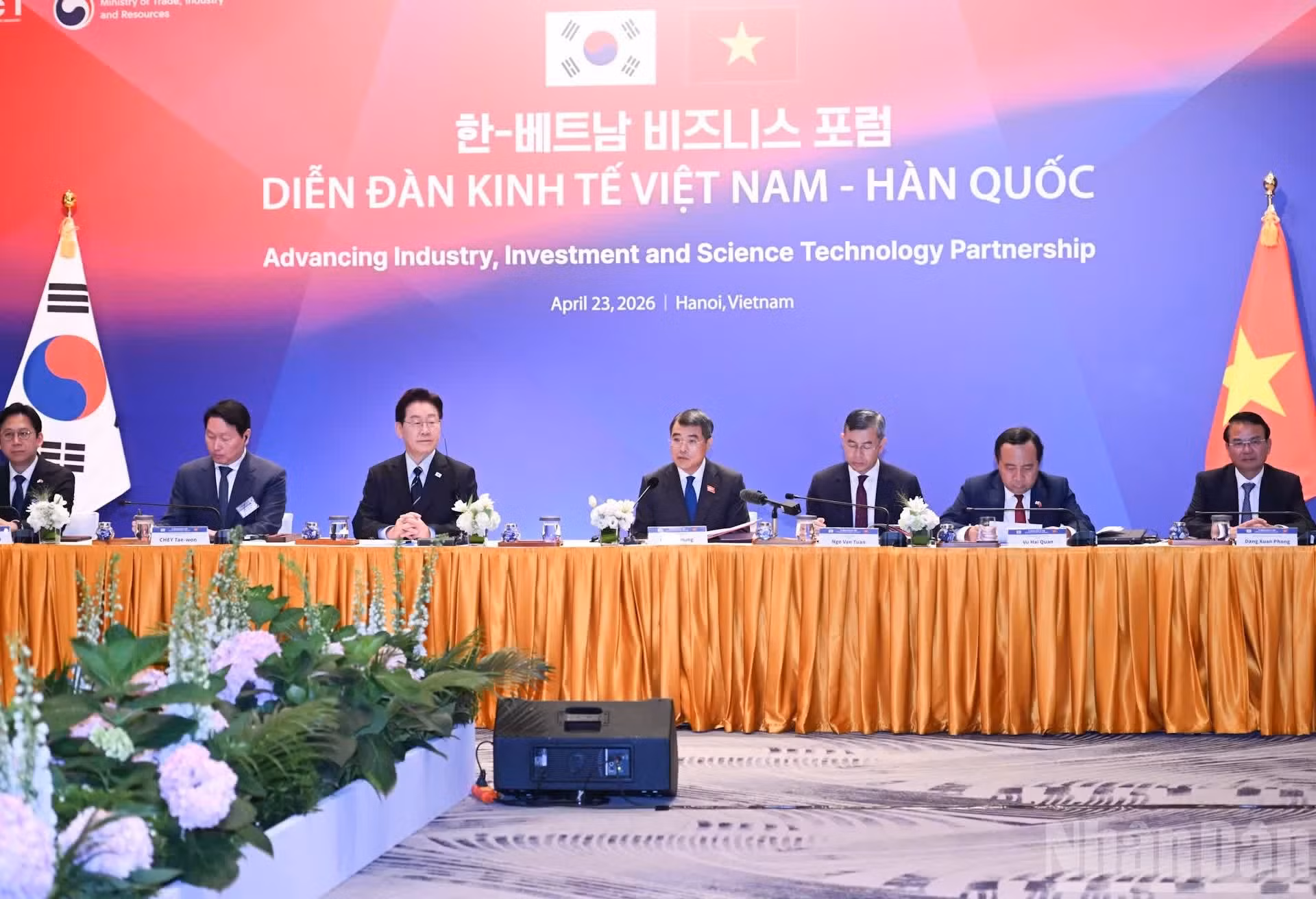 越南政府总理黎明兴与韩国总统李在明在河内共同出席越韩经济、贸易、投资合作圆桌座谈会。此次座谈会是越韩经济论坛的一部分。