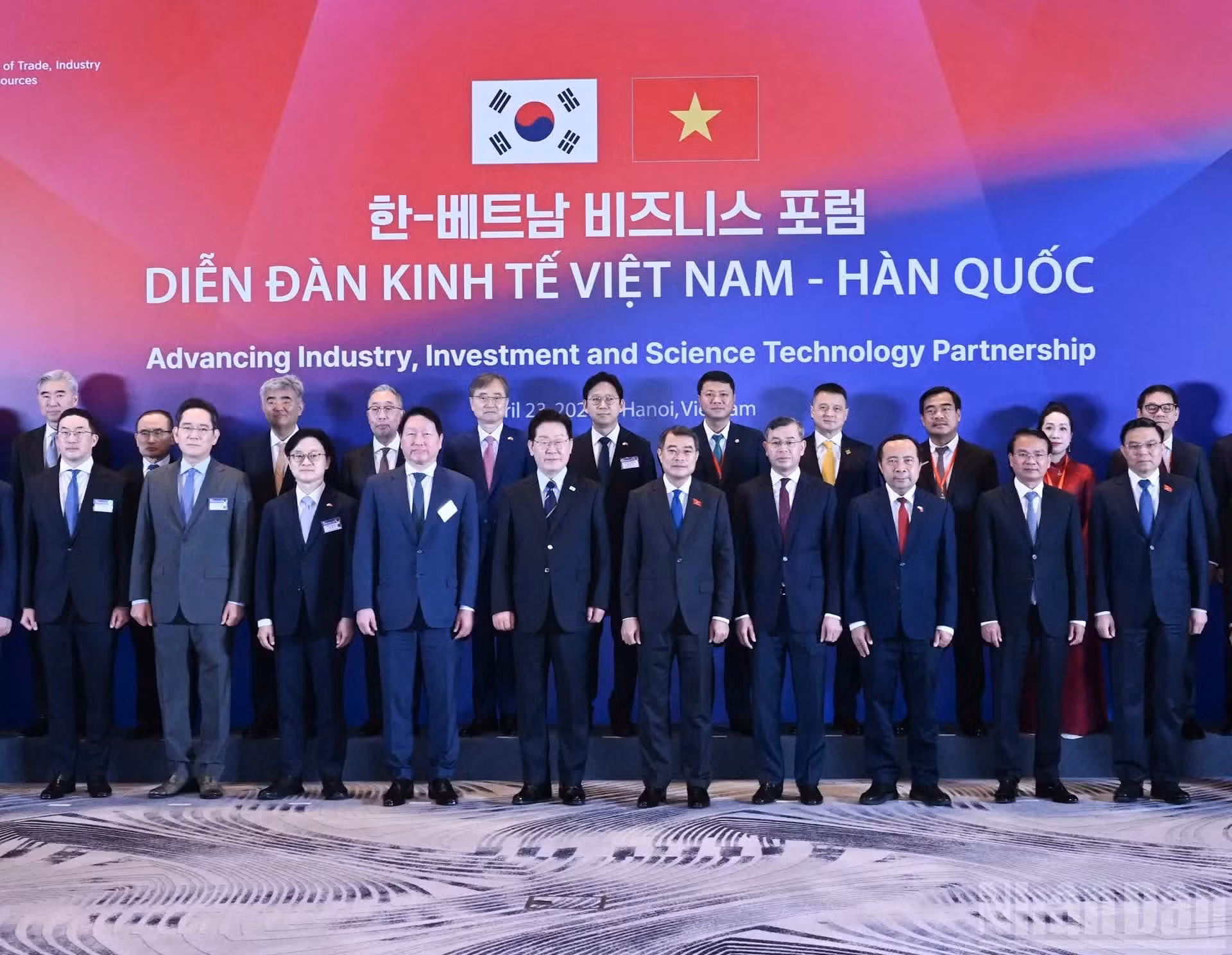 越南政府总理黎明兴、韩国总统李和双方代表合影。