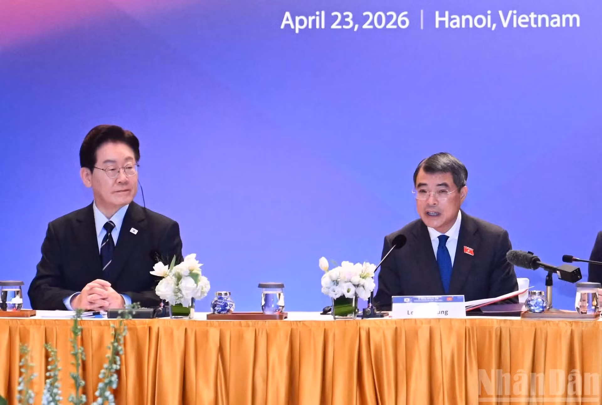 越南政府总理黎明兴与韩国总统李在明在河内共同出席越韩经济、贸易、投资合作圆桌座谈会。