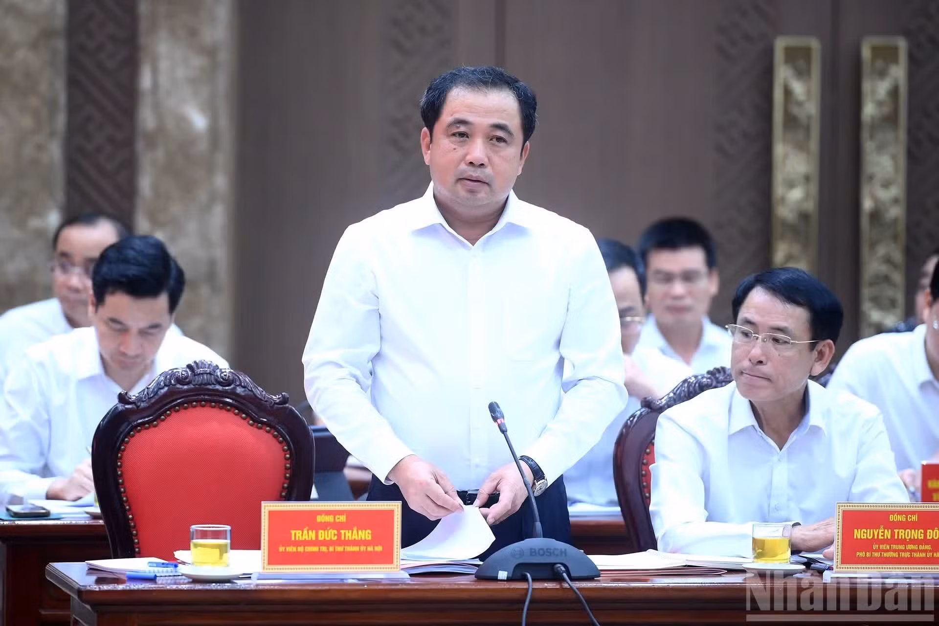 越共中央委员、河内市委书记、市国会代表团团长陈德胜发表讲话。