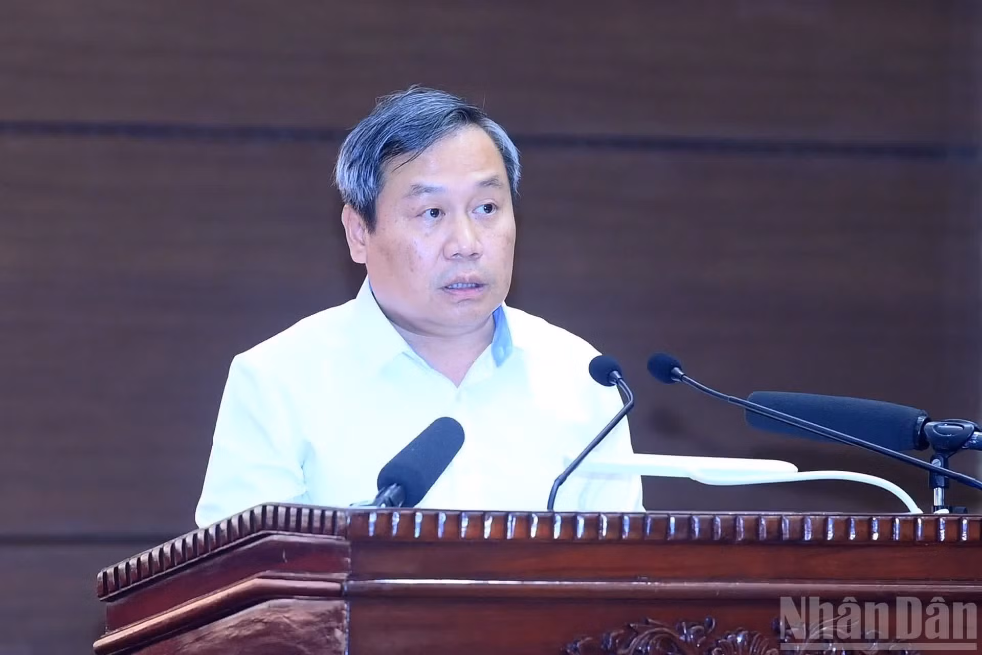 越共中央委员、河内市委副书记、市人民委员会主席武大胜发表讲话。