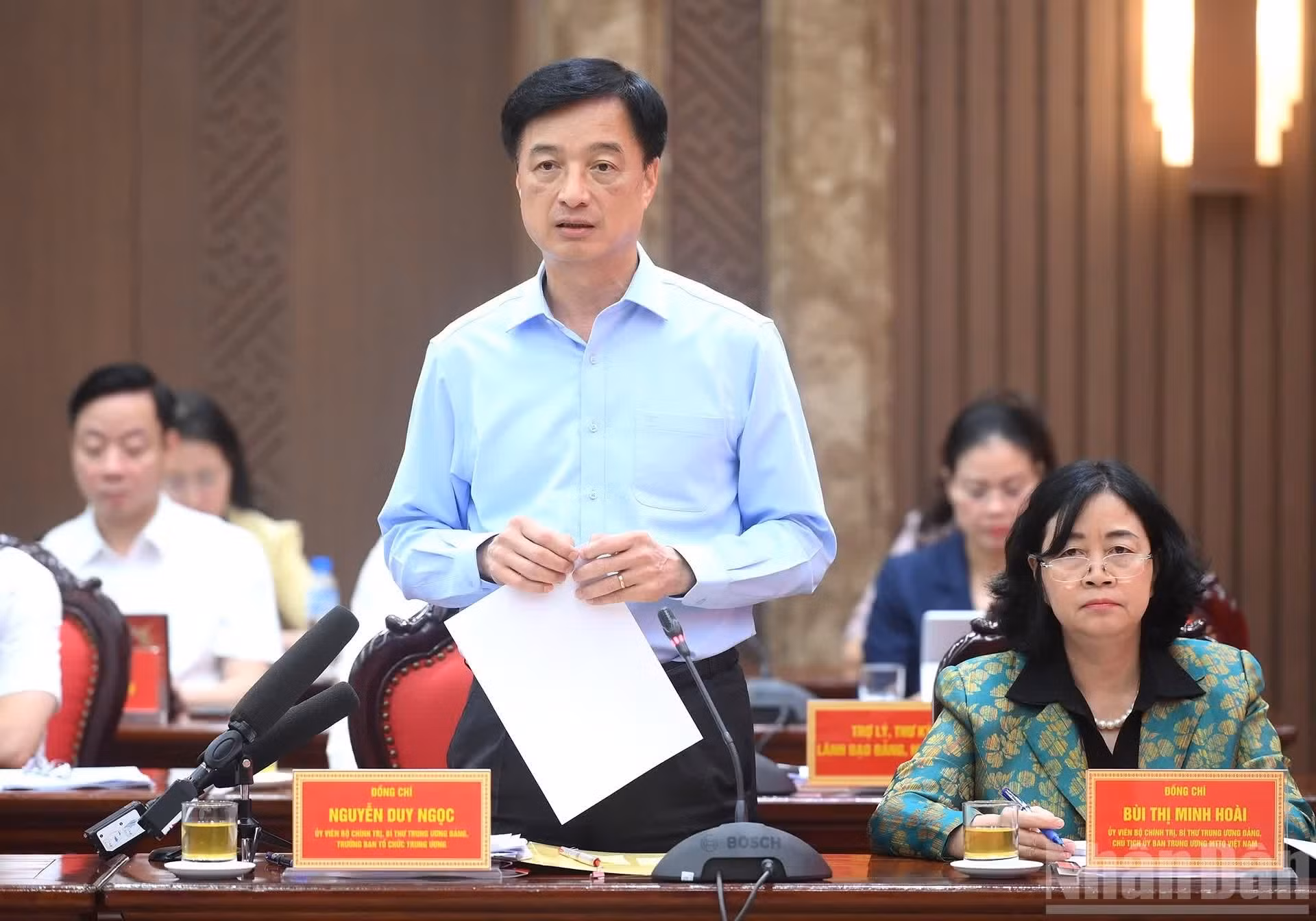 越共中央委员、中央书记处书记、中央组织部部长阮维玉发表讲话。