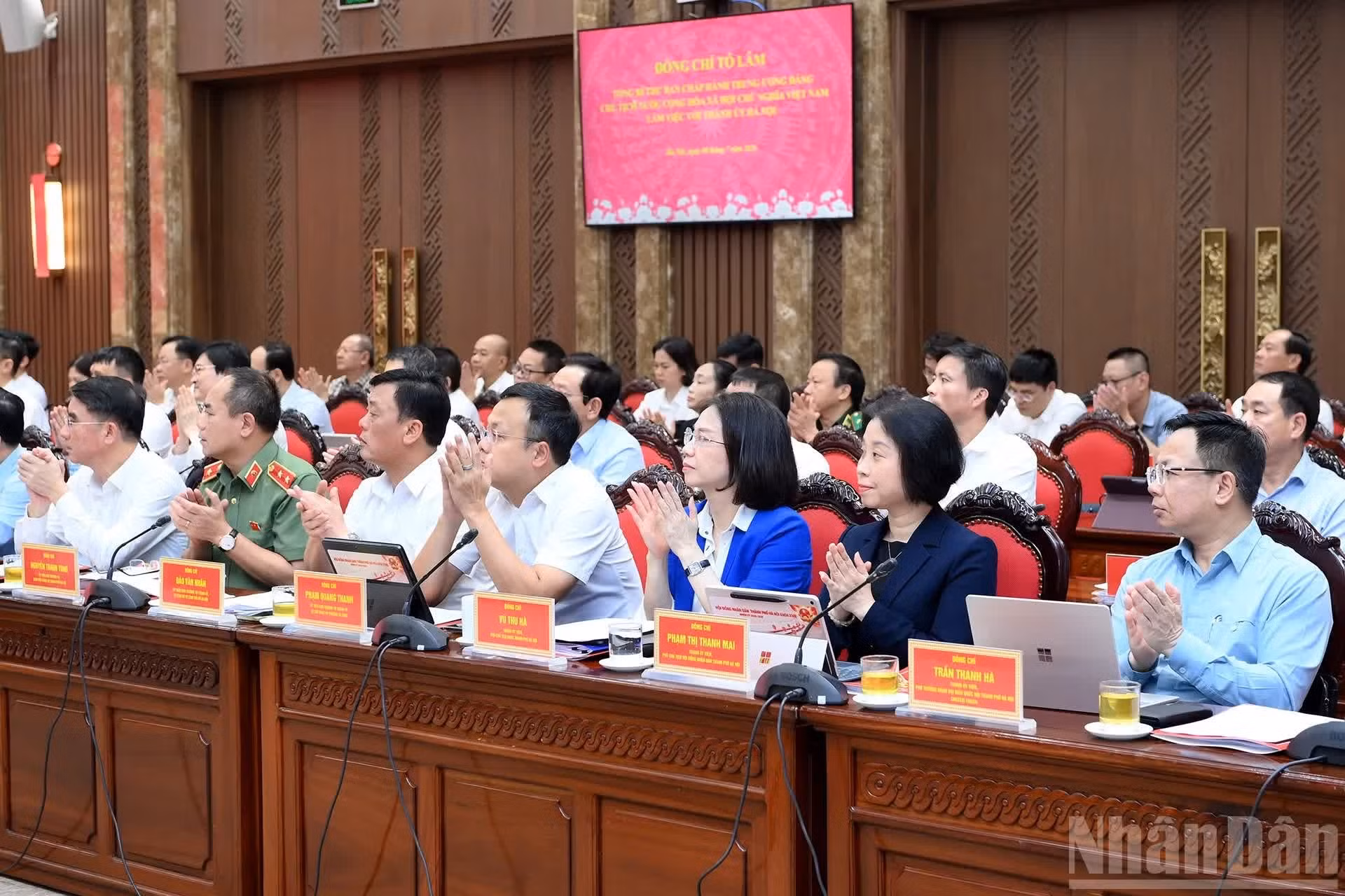 与会代表。