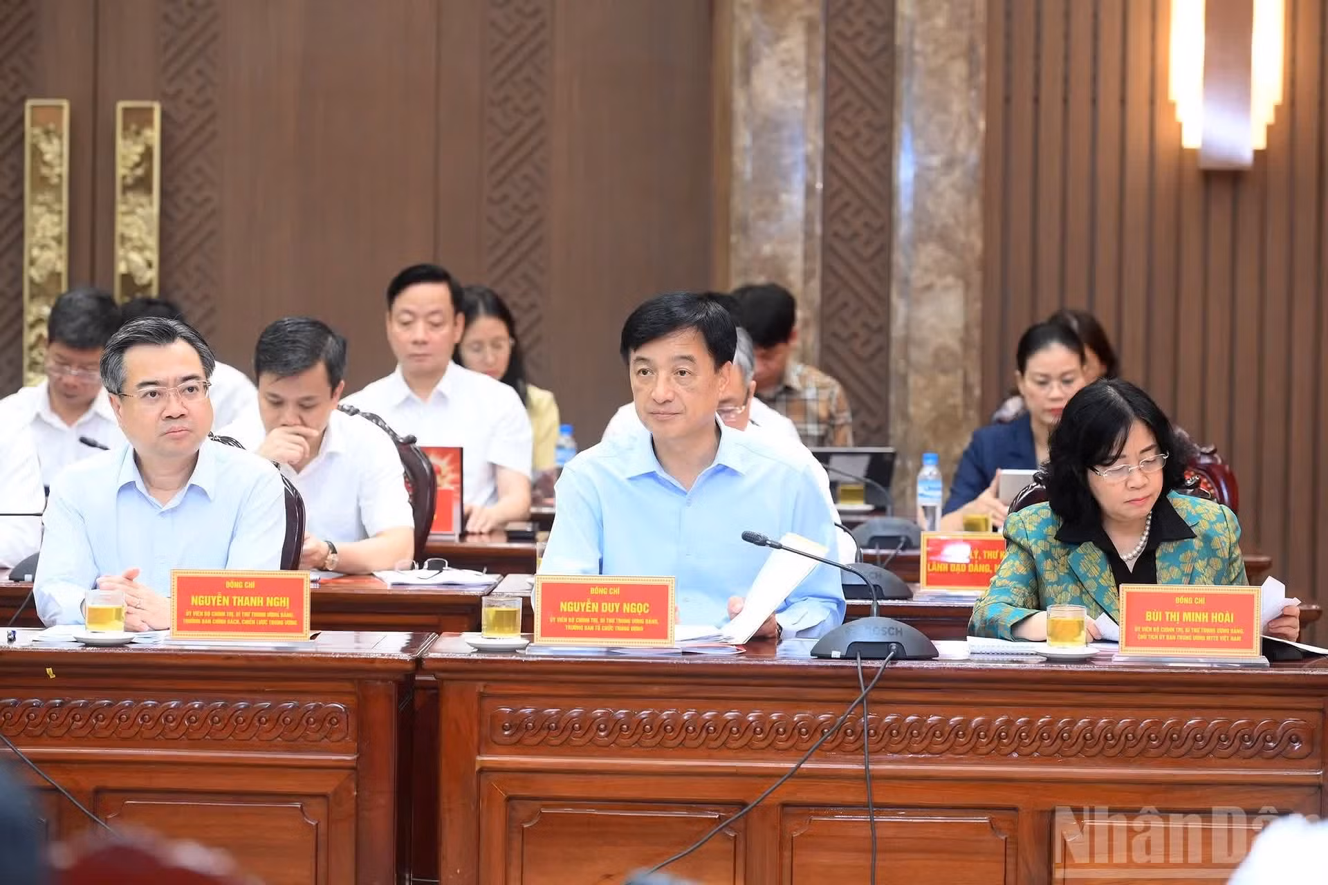 党和国家领导出席会议。
